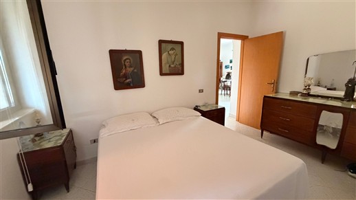 Villa Di 3 Vani e Acc. In Buono Stato, Rivestita In Pietra e Recintata.